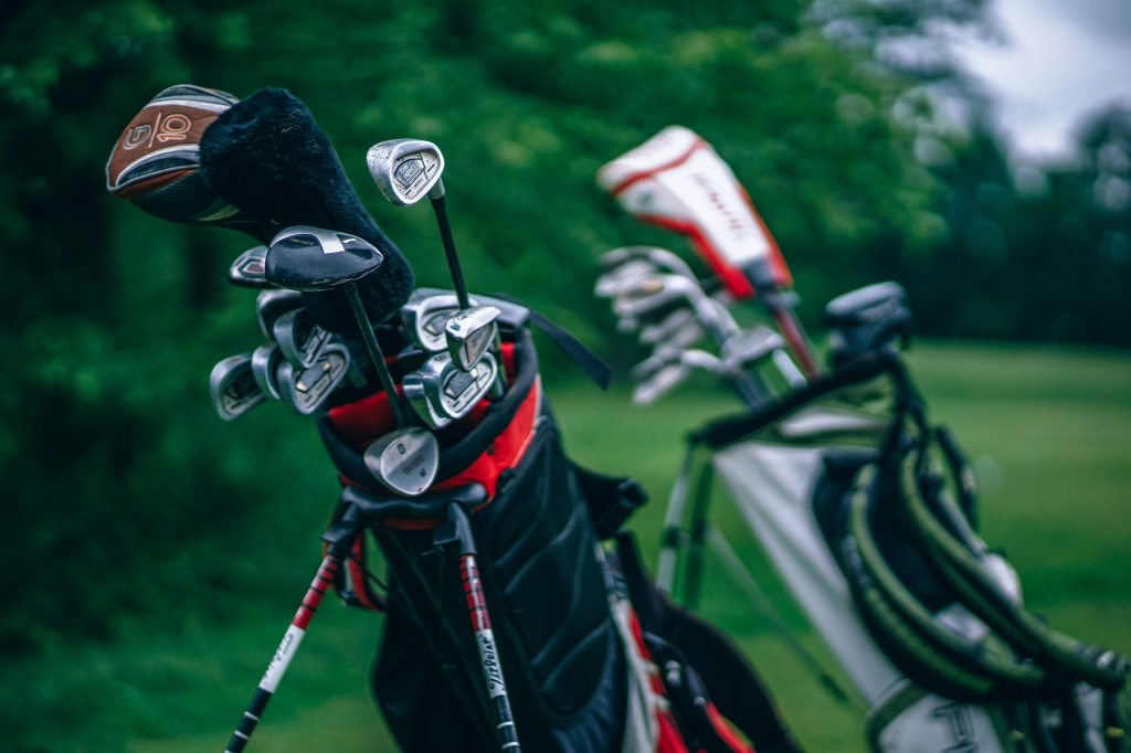 golf bags with clubs